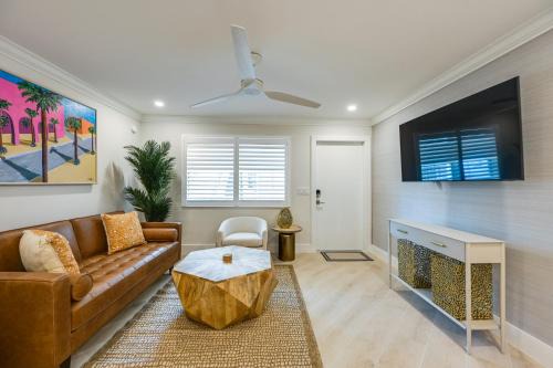 Naples Studio 1 Block to Beach and Restaurants!