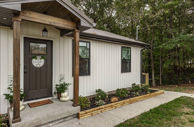 🤠Nash-Burg Cottage CLOSE to NASHVILLE, Feels and Looks like Gatlinburg- Fire Pit