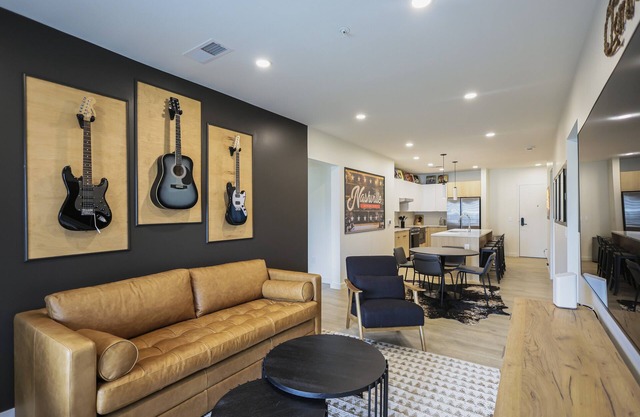 Nashville themed 3-bedroom condo that's .6 miles from Broadway St!