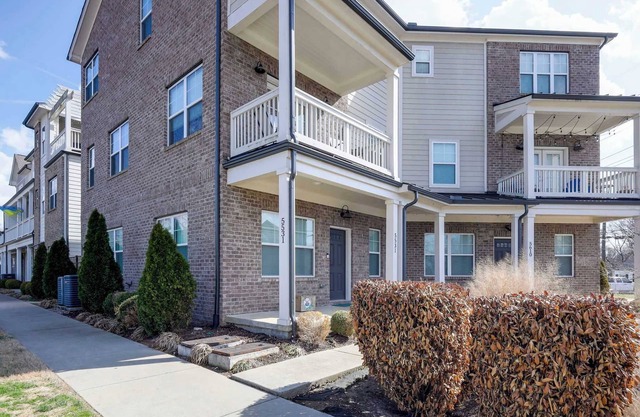 Nations Stay | Sleeps 2, Pets OK, Parking, 7min DT
