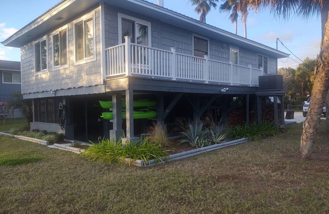 Nature Coast Escape, Breezy - Waterfront with Boat Dock