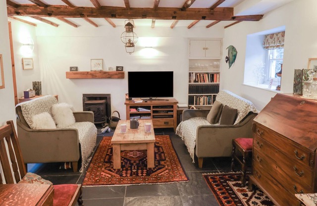 NAUNTON COTTAGE, family friendly, with open fire in Lyme Regis