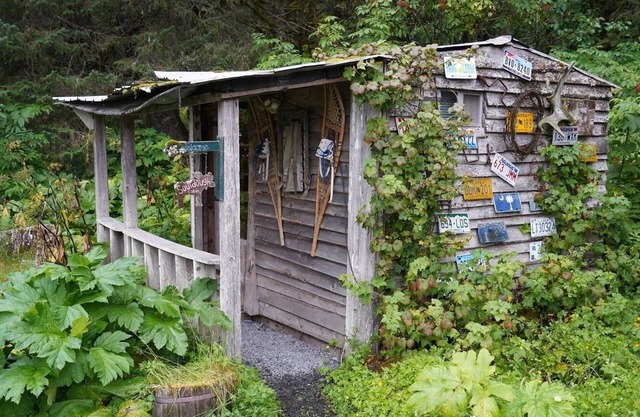 Nauti Otter Inn and Yurt Village