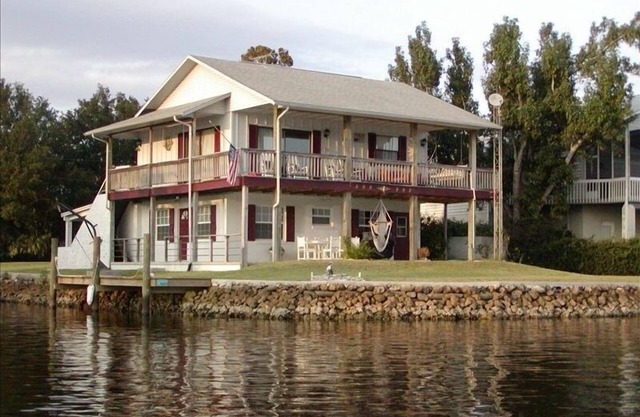 Nautical Cabin with Panoramic Water Views