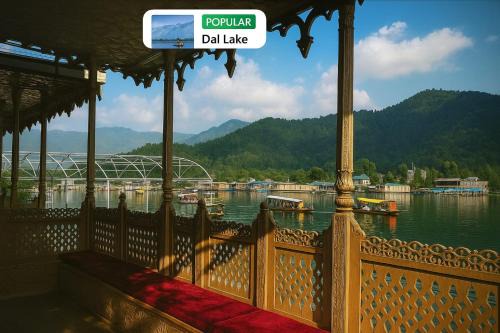 Nazneen Group Of Houseboats