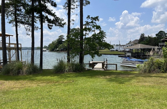 nCenterport GetAway, Family size cabin. Near restaurants, golf and AU football