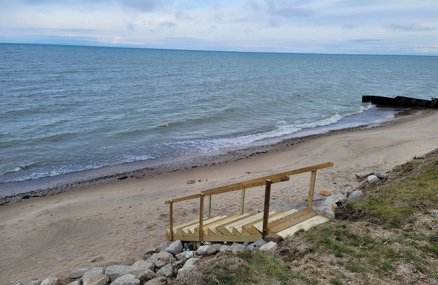 nCozy Lake Huron cottage, With internet, summer months beach access. n