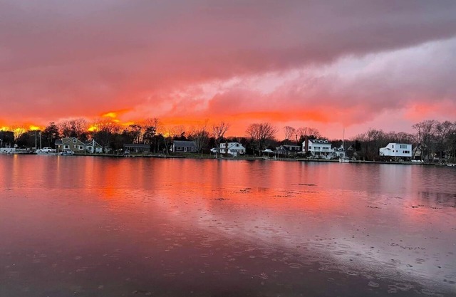 nCozy, serene waterfront 3- br cottage Walk to beach, minutes to Both L.I. Forks