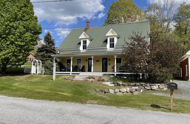 NE Farm House w/en suite bathrooms - 4 mins from Harbor/7 mins to Mountain!