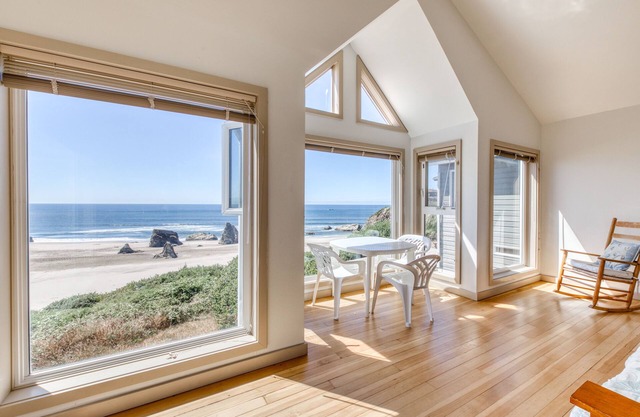 Near Beach condo w/amazing ocean view - dogs OK