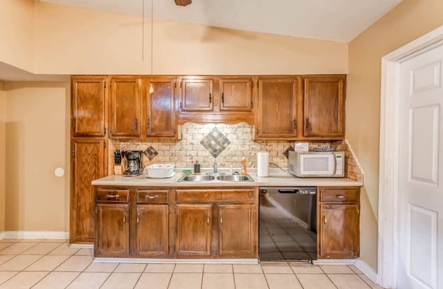 Near Dining, Shopping, Parks! McCorkle Maison