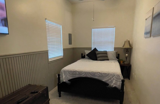 Near Horseshoe Lake,Illinois. Entire guest house w/1 garage & plenty of parking.