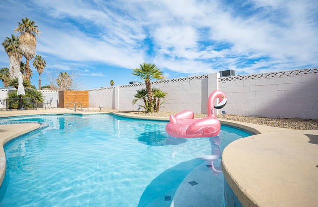 Near Las Vegas Strip House w/ beautiful Pool, Jacuzzi, BBQ, large TVs