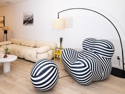 Near ONT Modern Designer Stay Bright Chic Spacious