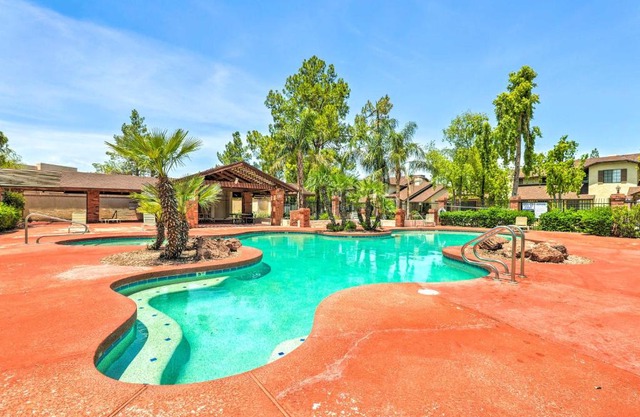 Near Parks and Golf Gilbert Townhome with Pool Access
