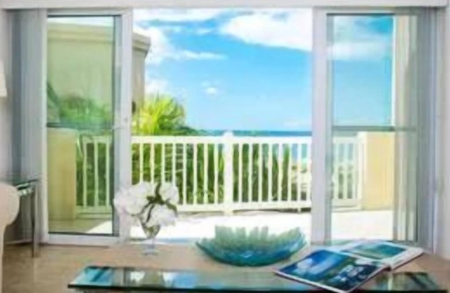 Near Peak Heaven! 3 Bedroom Beachfront Accommodation w/ Pool & Free Parking!