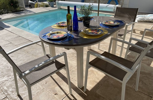Near UZES, House with HEATED and PRIVATE swimming pool, edge of the village