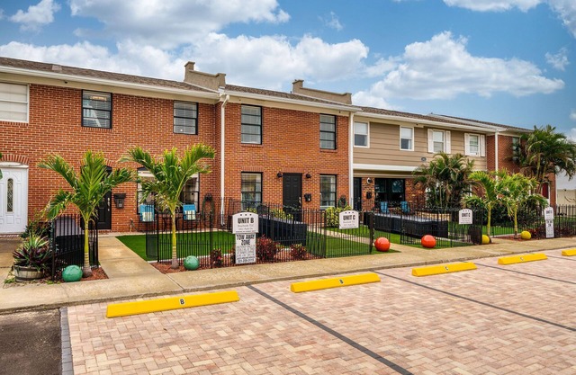 NEARBY BEACH/KING BEDS/BBQ TWO SIDE BY SIDE TOWNHOMESWITH PRIVATE YARDS