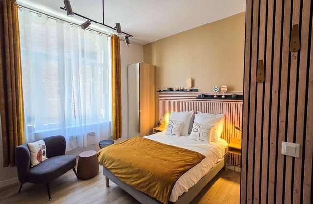 Nef d'Or Amber Stylish Studio
