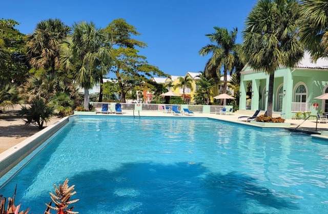 Negril Jamaica Beachfront house in Little Bay County Club , Pool , Free wifi A/C