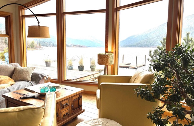 Nelson LakeHouse-Paradise on a Private Beach