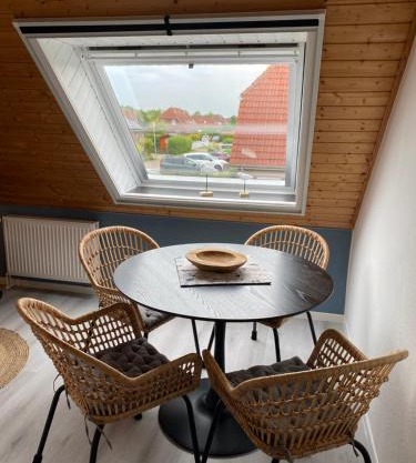 Nessmersiel, Ferienwohnung mit Balkon in Deichnähe, Wallbox, renoviert