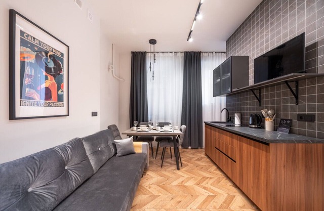 New 1BR Sleeps 4 Desk Prime Location Bath