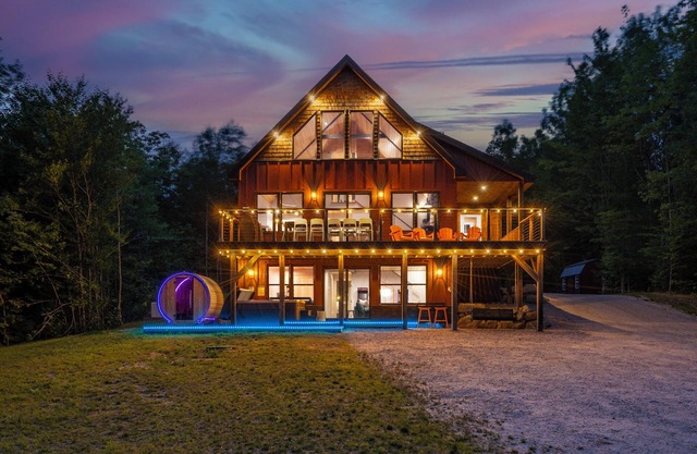 NEW: 2 Chalets 2 Mins Apart! Mtn Views, Hottubs, Sauna, GameRoom, Sleep 29