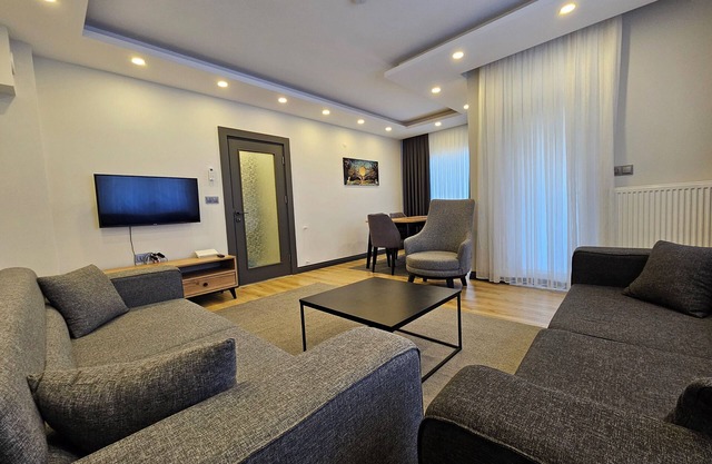 New 3 Bedroom Flat&Large Living Space 2-6 Near By Lara beach