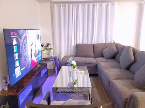New 3-BR Home Near Falls with King Bed 75 Inch TV and Parking