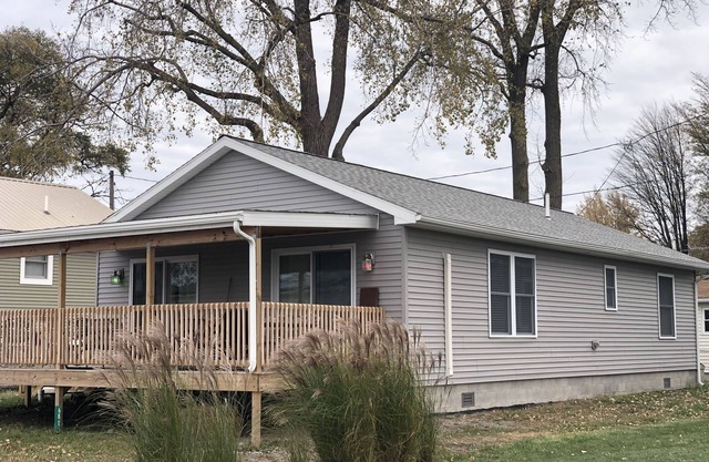 New! 30 seconds from couch to shore, covered front porch w/sunset water views.