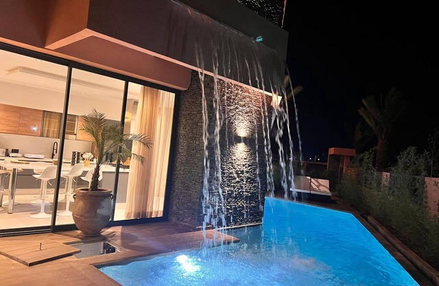 New 480 m² villa with service 10 mn from center