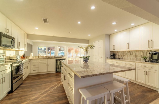 New 5 Bed/Lakefront/Boat dock/Game room/Guest House.