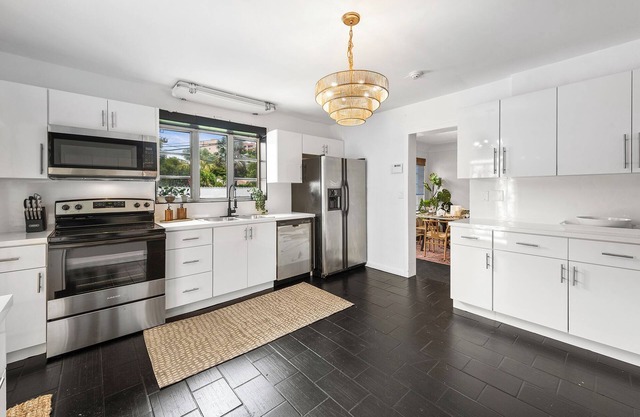 NEW 7-bedroom house sleeps 20 in Miami