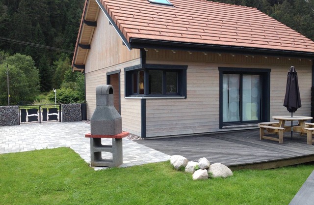 New and modern chalet with fenced yard and wifi