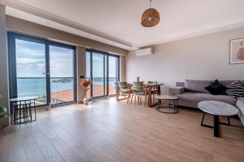 New and Modern Flat with Sea View