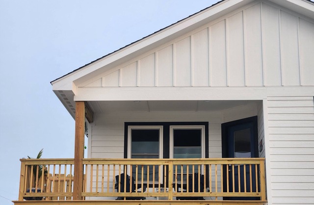 New Beach Cottage/Water View/Beach Gear/walk to beach!