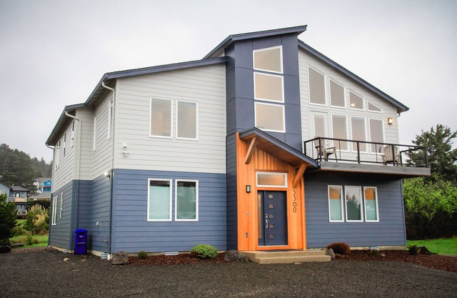 New Beach Home in Roads End, Views, Hot Tub, Fire Pit, 5 Master Suites