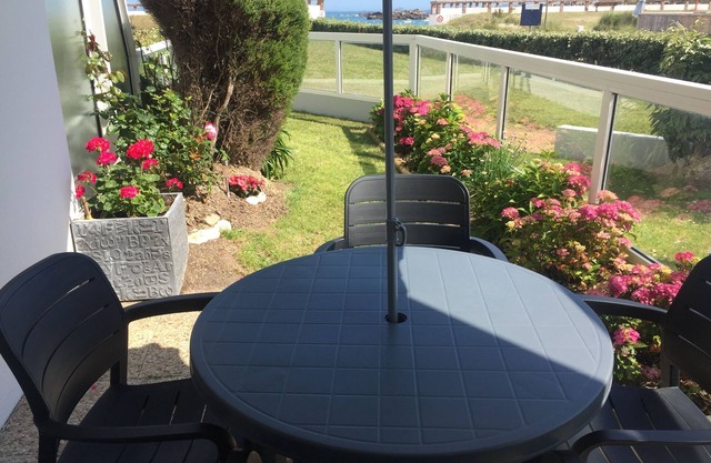 New: Beachfront apartment, sea view !