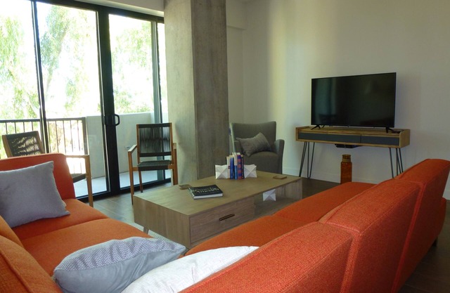 New beautiful 2 Bedroom Unit in Biltmore District Walk to Shopping Restaurants
