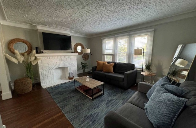 NEW! Bright 2BR Upper Duplex | University District