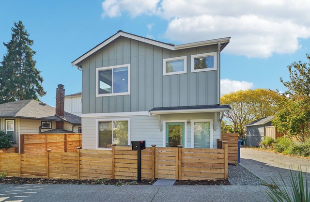 New Build , 2 Bedrooms, 2 bathrooms close to UW, U-Village, Burke