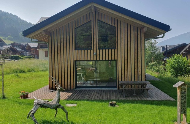 New Chalet in Morzine - 2 Bedrooms, Terrace, Near Center, Sleeps 4