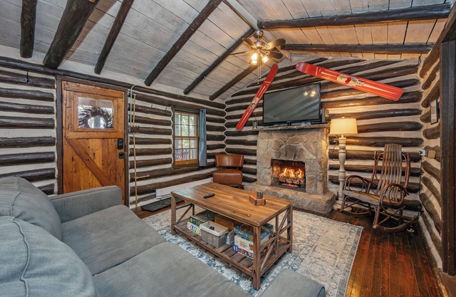 New! Charming Dog Friendly Retreat w/Hot Tub