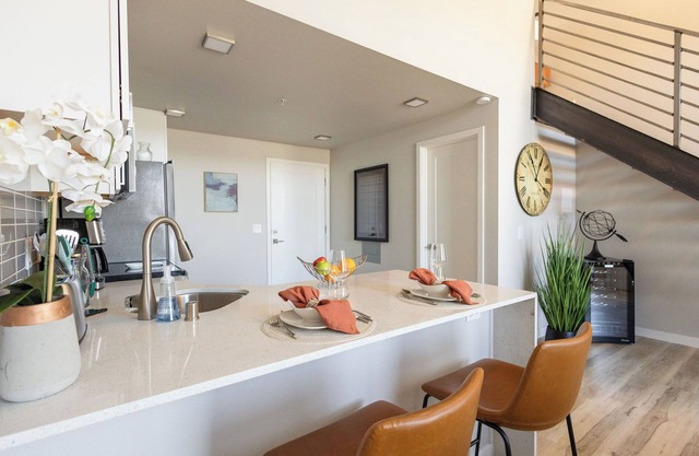 NEW Chic Urban Loft, 95 Walking Score, Private Patio, Full Kitchen, New Building