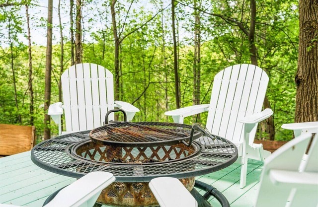 NEW Colorful Cottage + Hot Tub + Pets + 15 min to LAKEn