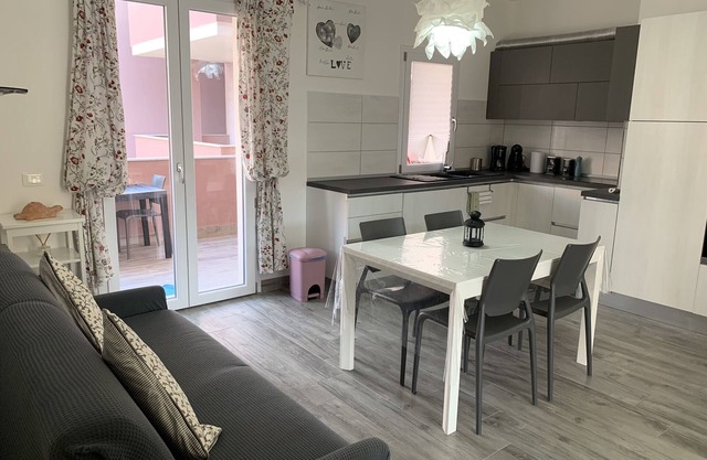 New Construction, beautiful 2 bed apartment facing the sea, Wi-fi ,Aircon
