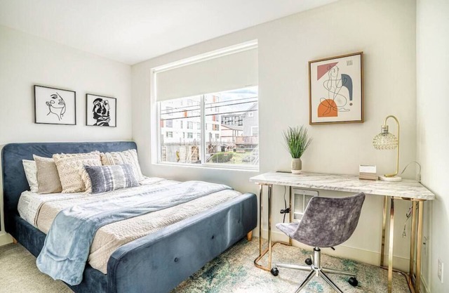 New contemporary home, roof top deck, king bed