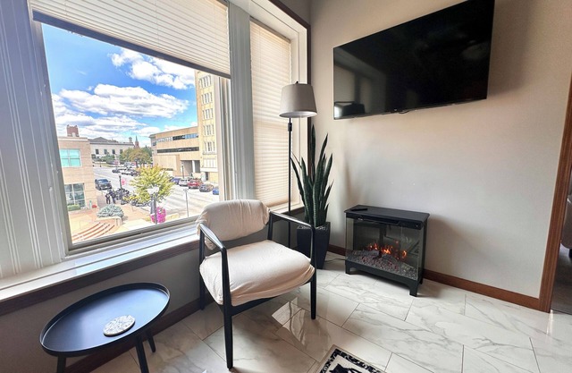 New Downtown loft - Walk to shops, restaurants, pubs, riverfront trail