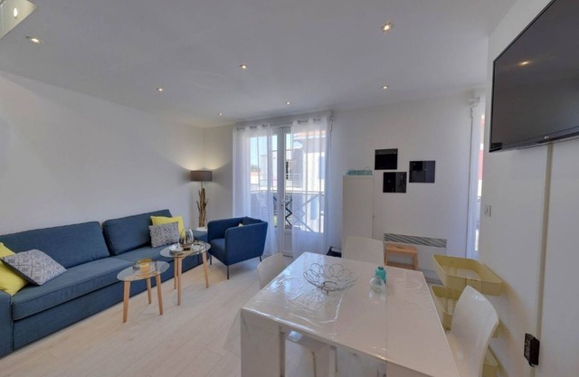 New duplex apartment, sea view with balcony in the center of town, private parking.